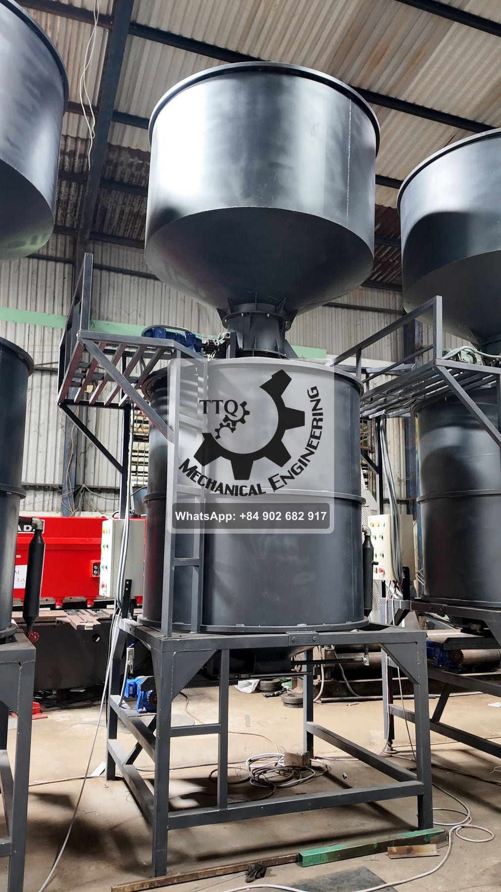 Feed hopper, discharge cone and geared drive on a finished cashew steaming vessel